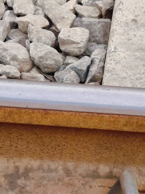 Bir demiryolu hattının yakınında.