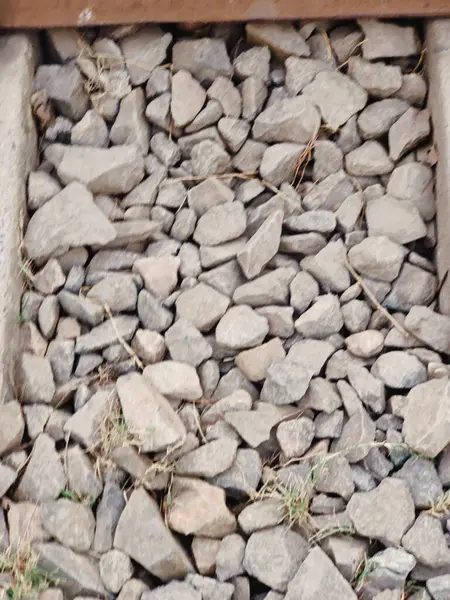 Taş duvar ve çakıl