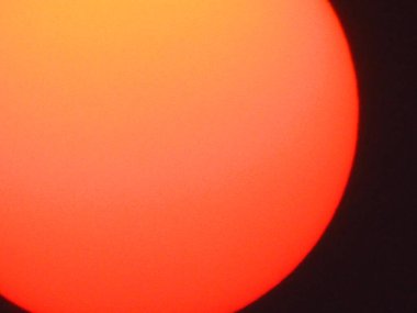 Siyah arkaplanda kırmızı gün batımı