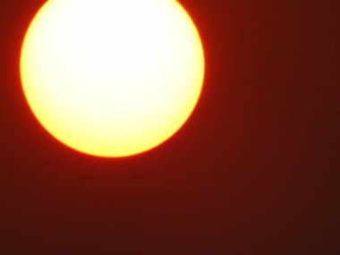 Güneş gökyüzünün arka planında parlıyor.