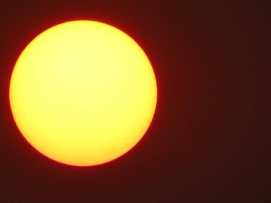 Güneş gökyüzünde yükseliyor