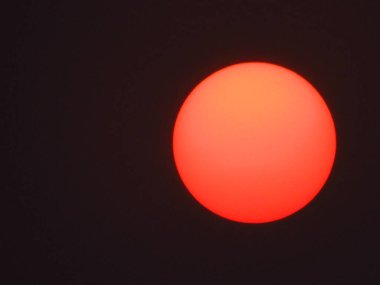 Günbatımında kırmızı güneş, kızıl gökyüzü