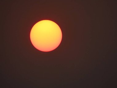 Gece gökyüzünde ayın güzel bir görüntüsü.