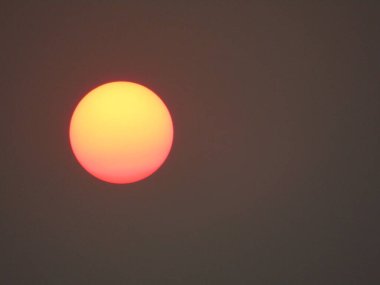 Denizin üzerinde güzel bir gün batımı