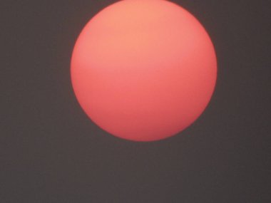 Siyah arkaplanda kırmızı top