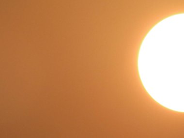 Güneş gökyüzünde parlıyor. Kara gökyüzü görünür.