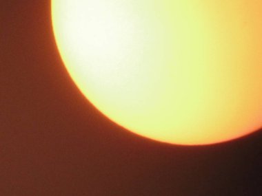 Güneş pencerenin arkasında.