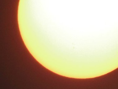 Gökyüzünde gün batımı, kırmızı ve turuncu, fotoğrafa yakın.