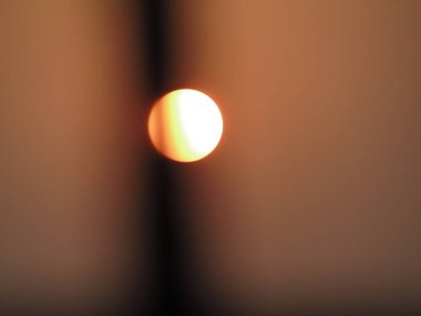 Gökyüzünde gün batımı, kırmızı ve turuncu, fotoğrafa yakın.