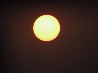 Gökyüzünde gün batımı, kırmızı ve turuncu, fotoğrafa yakın.