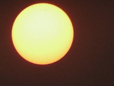 Gökyüzünde gün batımı, kırmızı ve turuncu, fotoğrafa yakın.