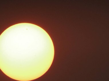 Gökyüzünde gün batımı, kırmızı ve turuncu, fotoğrafa yakın.