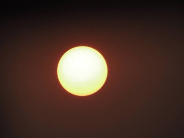 Gökyüzünde gün batımı, kırmızı ve turuncu, fotoğrafa yakın.