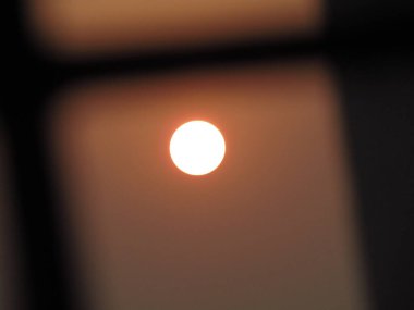 Gökyüzünde gün batımı, kırmızı ve turuncu, fotoğrafa yakın.