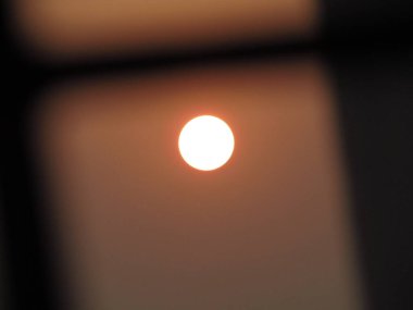 Gökyüzünde gün batımı, kırmızı ve turuncu, fotoğrafa yakın.