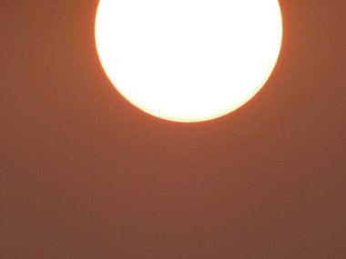 Gökyüzünde gün batımı, kırmızı ve turuncu, fotoğrafa yakın.