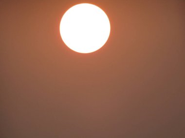 Gökyüzünde gün batımı, kırmızı ve turuncu, fotoğrafa yakın.