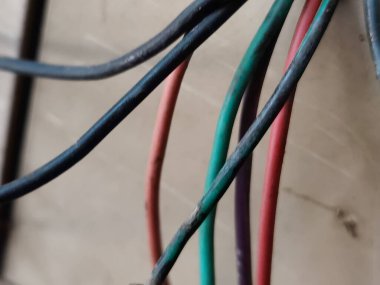 Duvardaki elektrik kabloları ve kablolar