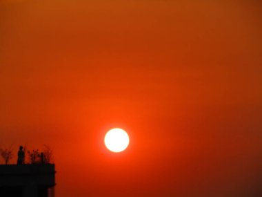 Şehirde günbatımı