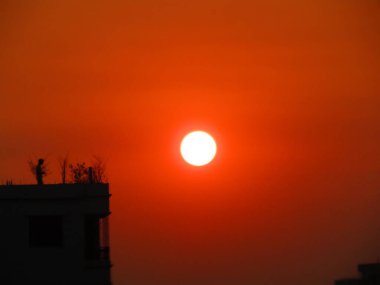 Denizin üzerinde gün batımı