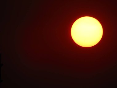 Parlak turuncu renkli güzel güneş