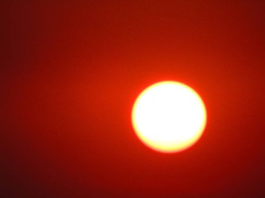 Gökyüzündeki kızıl güneş