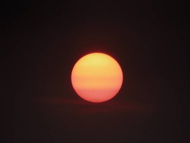 Denizin üzerinde gün batımı