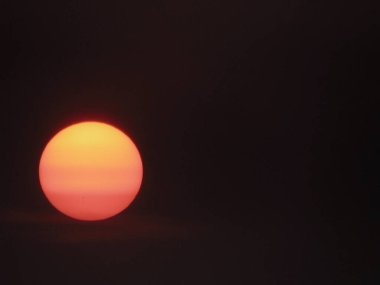 Gün batımında bir adamın silueti