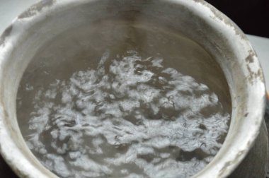 Filtreleme işlemi için su ısıtması, fotoğraf yakın plan.