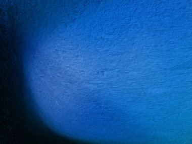 Soyut mavi gradyan, sanatsal desen tasarımı ile yumuşak doku arkaplanı şekillendirir. Mavi dalga şekilleri tasarım