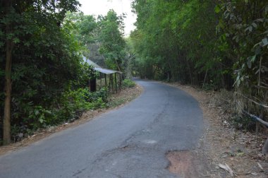 Yol tepenin aşağısına gidiyor.