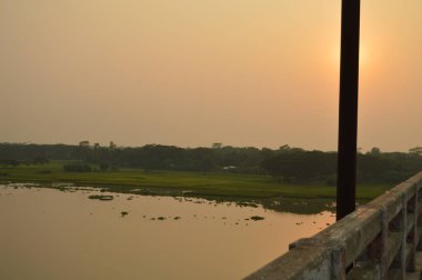 Nehrin üzerinde gün batımı