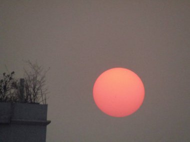 Şehrin üzerinde kızıl gün batımı