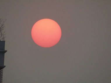 Denizin üzerinde güzel bir gün batımı