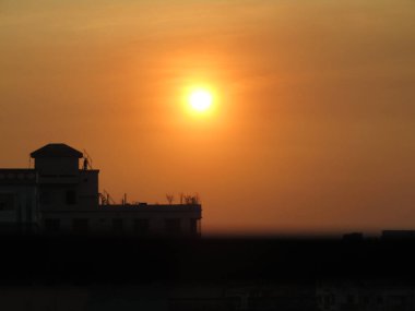 Şehrin üzerinde gün batımı