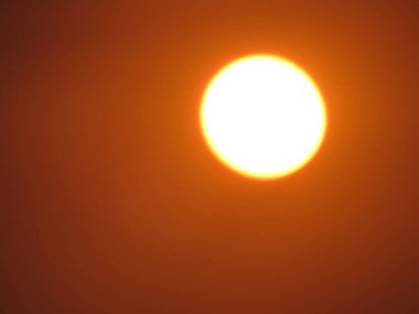 Kızıl güneşli günbatımı gökyüzü