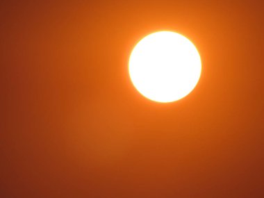 Akşamları gün batımı. turuncu ve beyaz güneş.