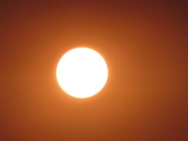 Güneş, aydınlık gökyüzünde yükseliyor, karanlıkta..