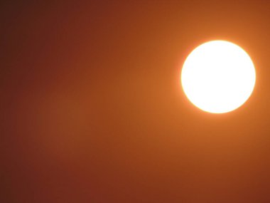 Güneş tutulması güneş ve ay ile gökyüzünde