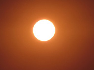 Güneş akşamları parlıyor.