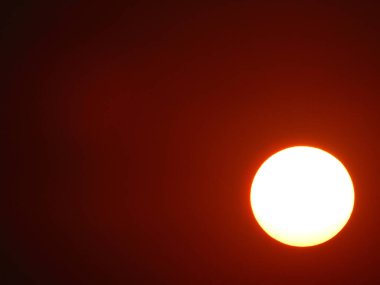 Gölün üzerinde güzel bir gün batımı