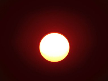 Koyu arkaplanda kırmızı güneş