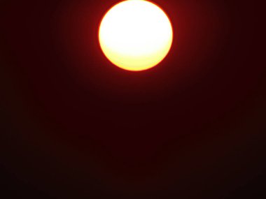 Koyu arkaplanı olan güzel kırmızı güneş