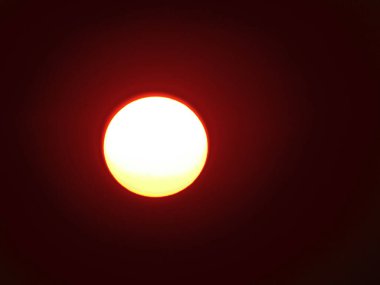 Kırmızı güneş siyah ve kırmızı