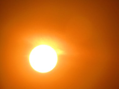 Gökyüzündeki güneş