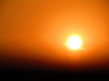 Güneş ve gökyüzü bulutlu