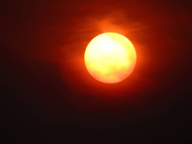 Güneşli gün batımı ve parlak kırmızı bulutlar