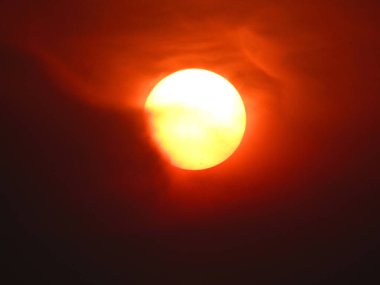 Kızıl güneşli gün batımı