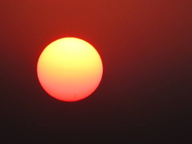 Denizin üzerinde gün batımı