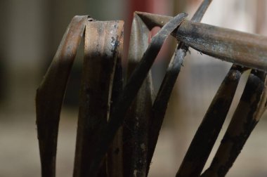 Siyah arka planı olan eski paslı demir.